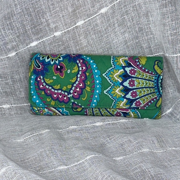 Vera Bradley Emerald Paisley Pattern Trifold Long Wallet w/Magnetic Closure NWOT - Picture 1 of 16